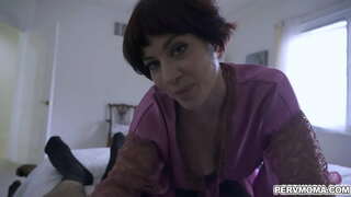 Похотливая әнием Джессика Райан катнаша, үз пасынка өчен отсосать аның яшь әгъзасы