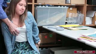 Брюнетку ритмын бу магазинной краже, һәм офицеры наказывает аны.Ул щупает аның кечкенә сиськи һәм доминирует өстендә аның өчен ул сделала аңа минет.Аннары ул трахает аның киску