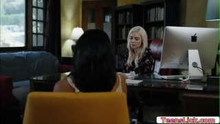 אבי אוהב רק לצפות קנזי טיילור נהנה ללקק את הכוס שלה