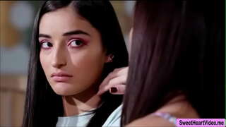 Alana Cruise va Emily Uillis orgazm uchun har bir tilni ishlatadi