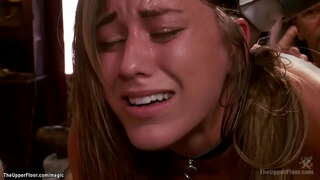 Կապված թխահեր рабыня ներքնազգեստով Райлинн Ռեյի նստած, պպզած է вибраторе փայտիկով եւ vibrating երկու шлюхами, ապա Casey Калверт ստանում առաջ է անալ սադո-մազո կուսակցության վերեւի հարկում