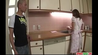 Hikaru Wakabayashi gebruik haar groot tiete om te speel met piel