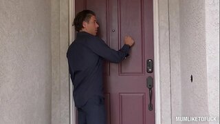 Milf Եվան Нотти запихивает իր բարակ նշան զանգվածային անդամ է, իսկ նրա մեծ ծիծիկներ раскачиваются