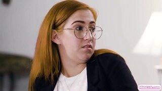 Seksi plavuša i njen sisate partner u zločinu planiraju na njihovu sledeću veliku metu.Odjednom,njen nadzornik za uslovnu stigne i istražiti njenog partnera.Ponašaju se kao par i to dokazati da je policajac.Oni se ljube i lizanje jedni drugima pičkica.