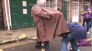 Hot Milfs Χτυπήσει Τους Δρόμους Για Χάντρες Σε Νέα Ορλεάνη